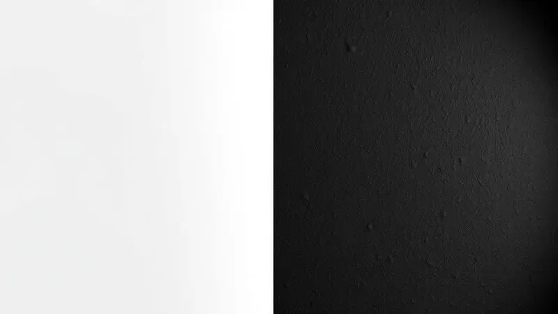 Comparação visual entre a textura lisa do revestimento cerâmico e o antiaderente tradicional em estilo minimalista.