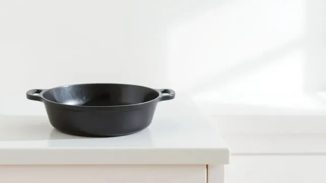 Panela de Ferro Fundido: O Guia Completo de Uso, Cura e Manutenção para Durar a Vida Toda