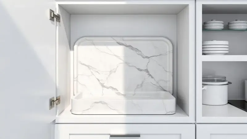 Panela de quartzo stone original guardada em um armário de cozinha moderno e bem organizado.