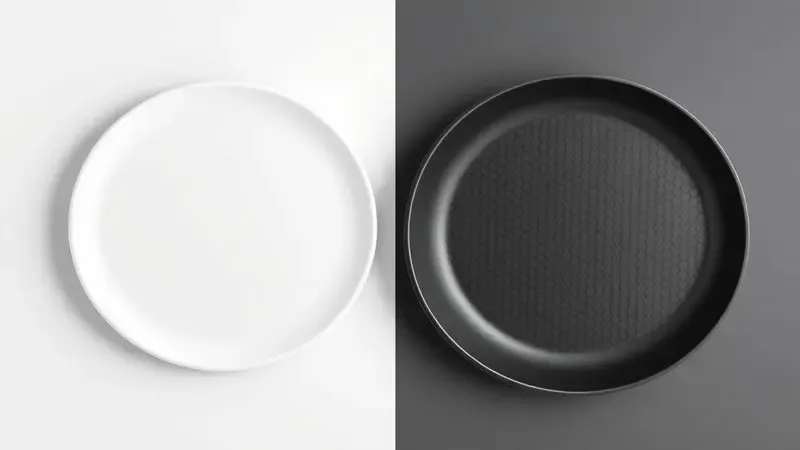 Comparação visual conceitual entre a superfície lisa de uma panela de cerâmica e uma de teflon escuro.