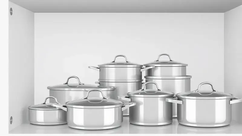 Ilustração de um conjunto de panelas completo com tampas de vidro em uma despensa de cozinha organizada.