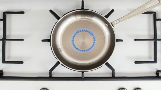 Por que o Fogão Deixa a Panela Preta? Causas Reais e Como Resolver de Vez